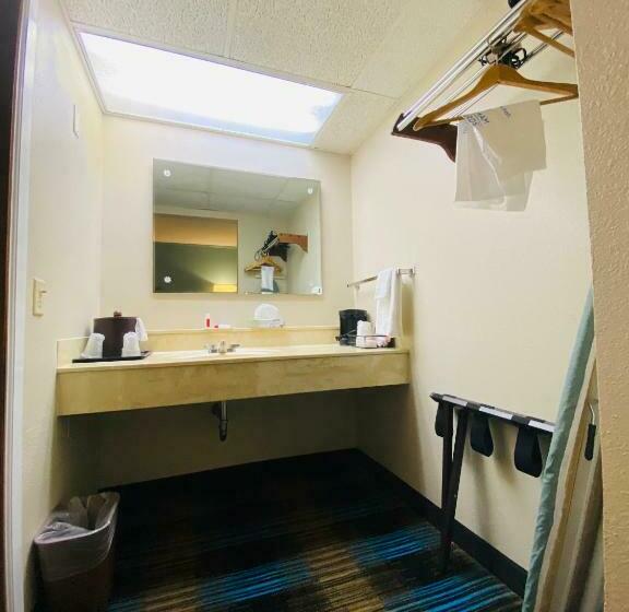 Номер Deluxe Кровать Куин, Days Inn & Suites By Wyndham St. Ignace Lakefront