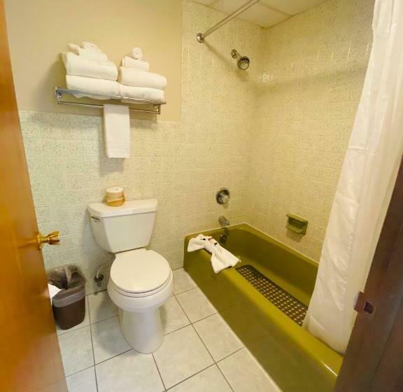 Номер Deluxe Кровать Куин, Days Inn & Suites By Wyndham St. Ignace Lakefront