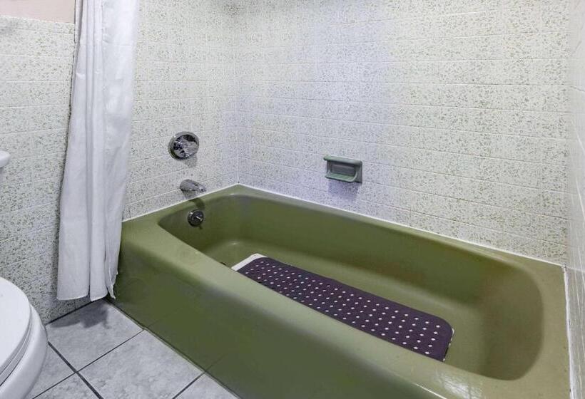 Номер Стандарт, Days Inn & Suites By Wyndham St. Ignace Lakefront