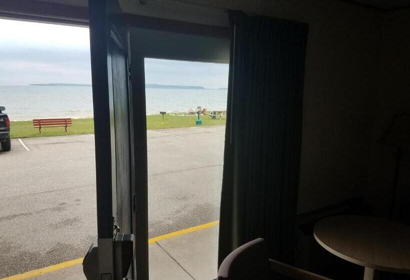 Номер Стандарт, Days Inn & Suites By Wyndham St. Ignace Lakefront