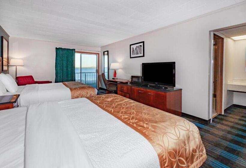 Номер Deluxe Кровать Куин, Days Inn & Suites By Wyndham St. Ignace Lakefront