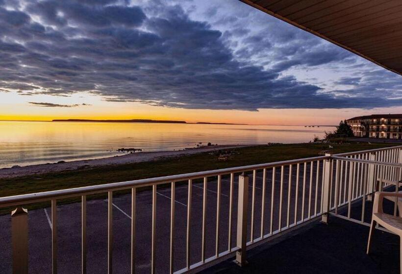 Номер Deluxe Кровать Куин, Days Inn & Suites By Wyndham St. Ignace Lakefront