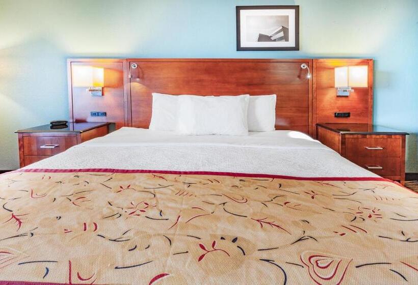 Номер Стандарт Кровать Кинг Адаптированный для Инвалидов, Days Inn & Suites By Wyndham St. Ignace Lakefront