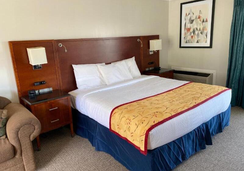 Номер Стандартный Кровать Куин, Days Inn & Suites By Wyndham St. Ignace Lakefront