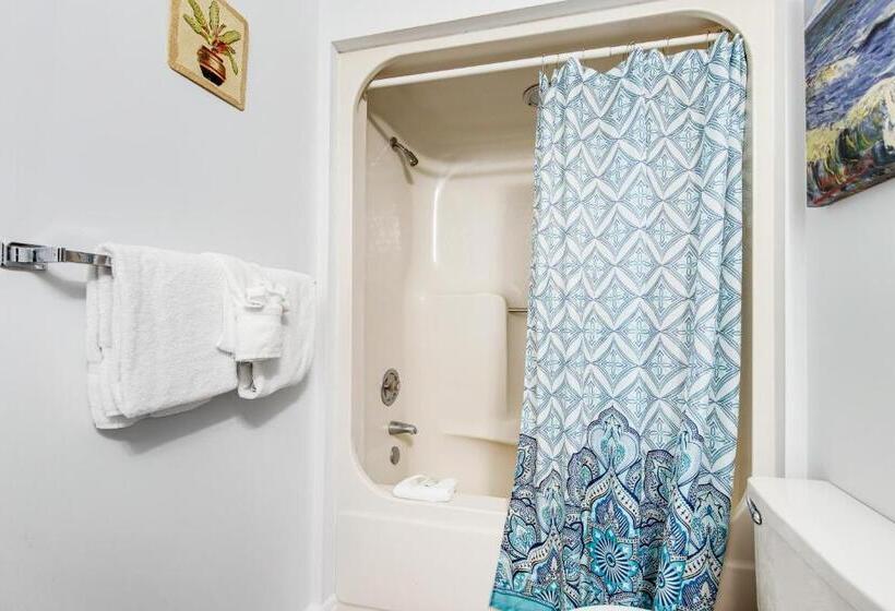 Студия Стандарт, Inn At St Thomas Square