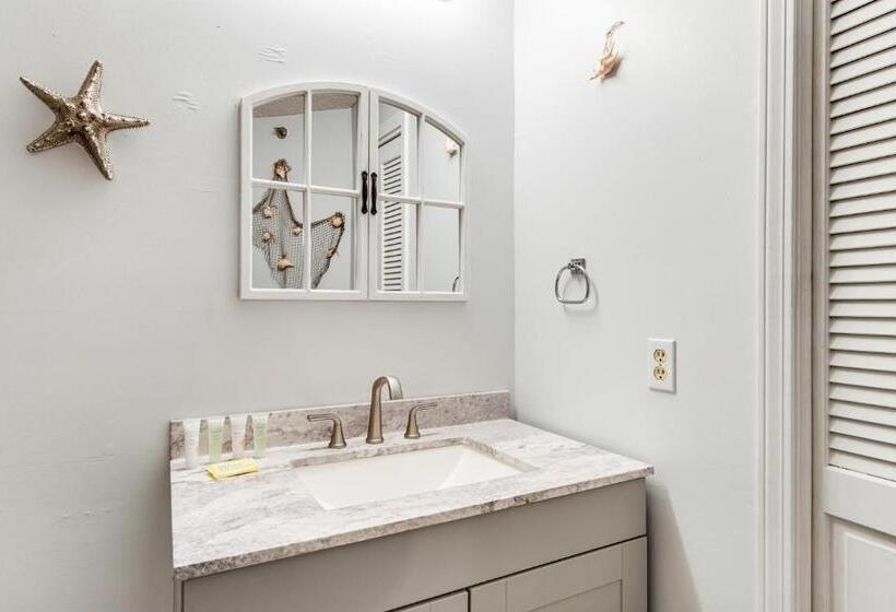 Студия Стандарт, Inn At St Thomas Square