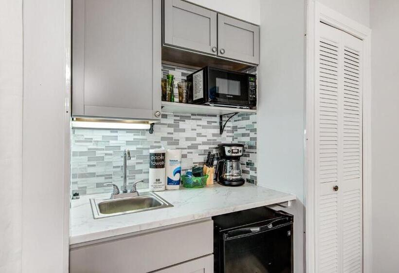 Студия Стандарт, Inn At St Thomas Square