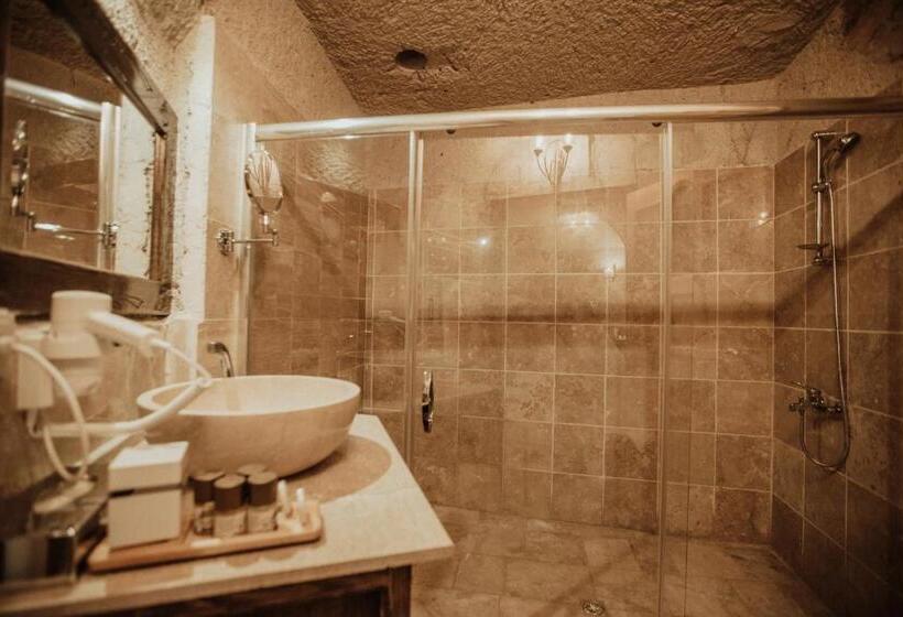 Pokój Standard, Alia Cave