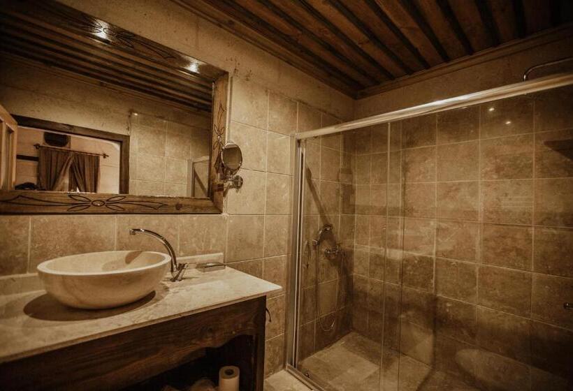 Pokój Standard, Alia Cave