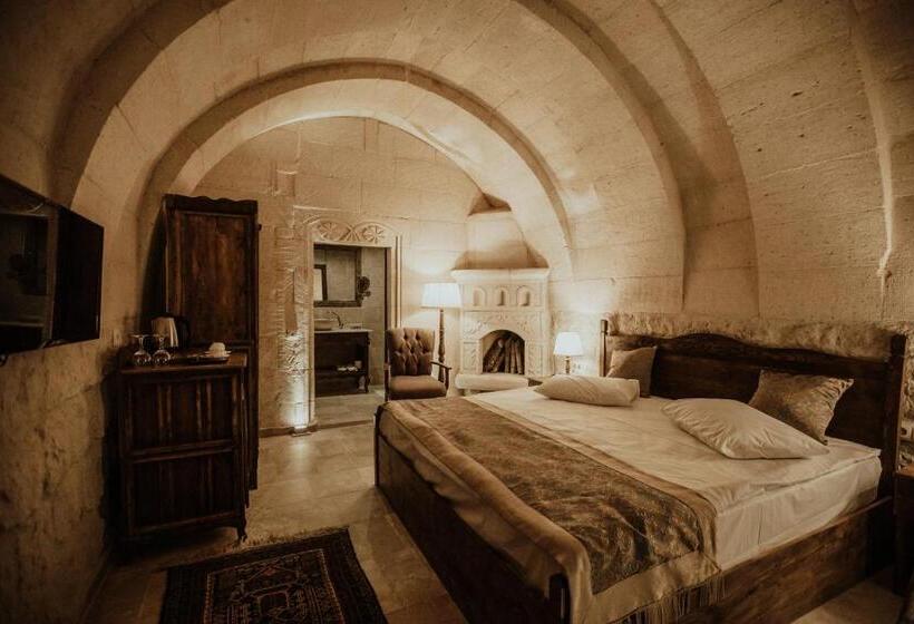 Pokój Standard, Alia Cave