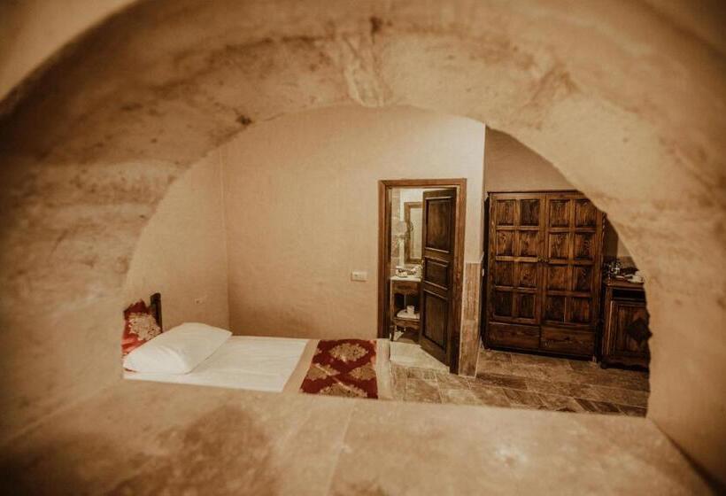 Apartament Rodzinny, Alia Cave