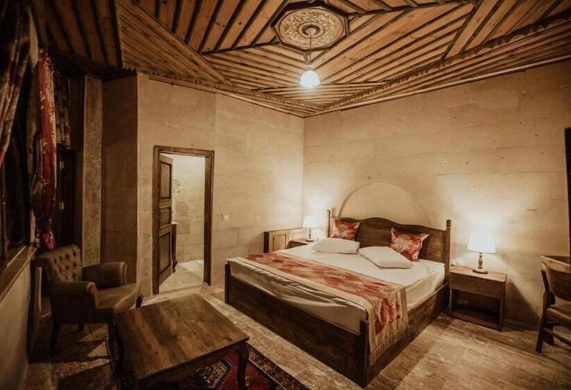 Apartament Rodzinny, Alia Cave