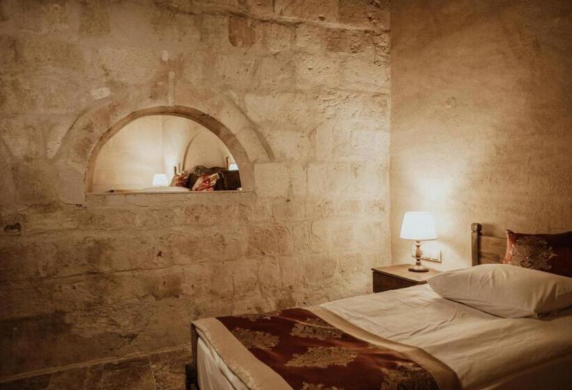 Apartament Rodzinny, Alia Cave