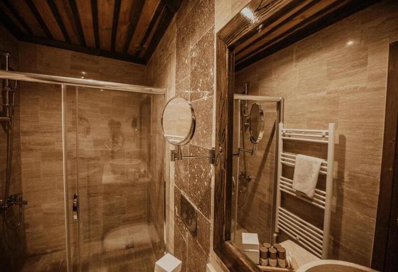 Apartament Rodzinny, Alia Cave