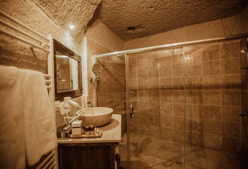 Pokój Standard, Alia Cave