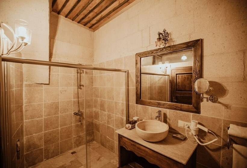 Pokój Deluxe, Alia Cave