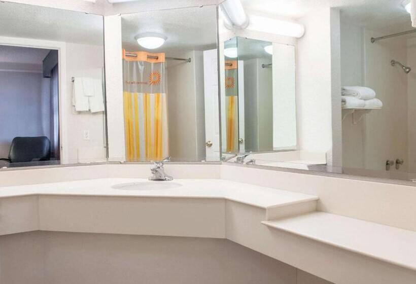 身障者適用キングサイズベッドルーム, La Quinta Inn By Wyndham New Orleans Veterans / Metairie