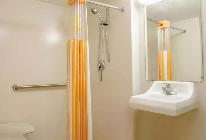 身障者適用キングサイズベッドルーム, La Quinta Inn By Wyndham New Orleans Veterans / Metairie