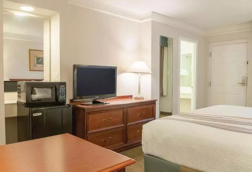 キングサイズベッドのデラックスルーム, La Quinta Inn By Wyndham New Orleans Veterans / Metairie