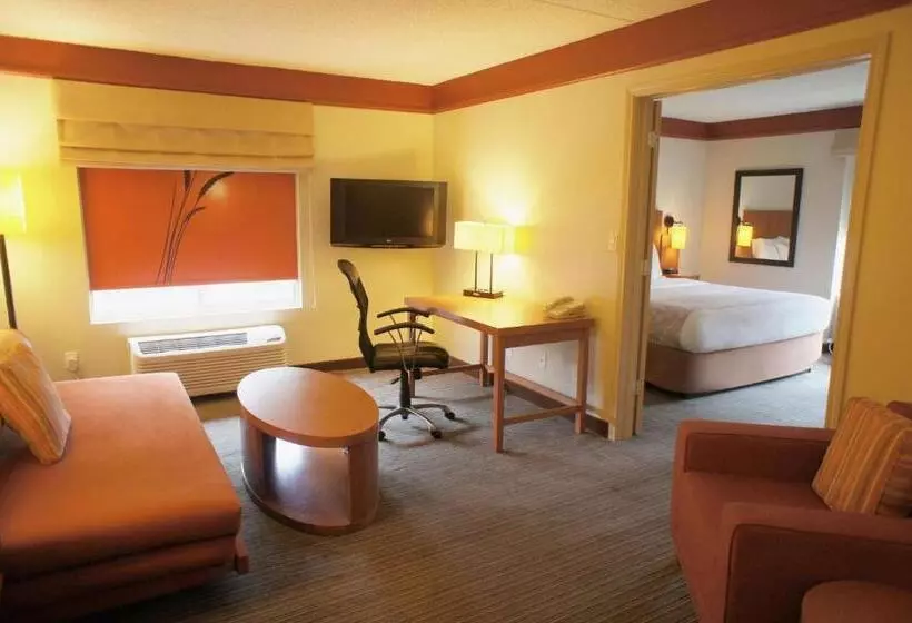 キングサイズベッドのスイートルーム, La Quinta By Wyndham Memphis Primacy Parkway