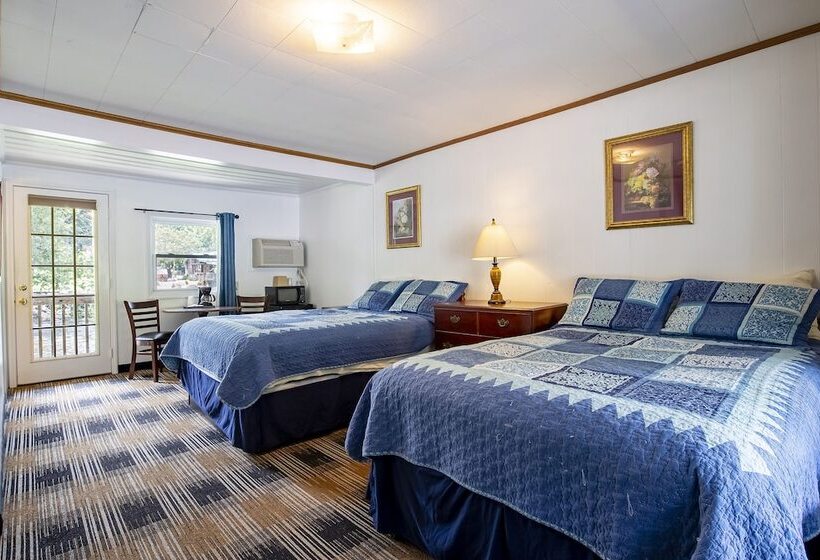 带2个双人床的标准工作室, Lloyds On The River Country Inn