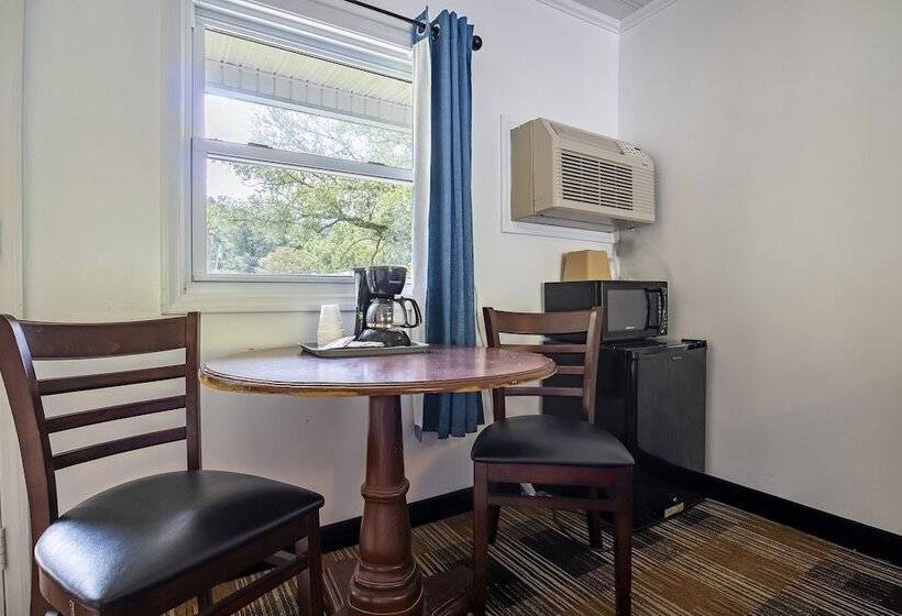 带2个双人床的标准工作室, Lloyds On The River Country Inn