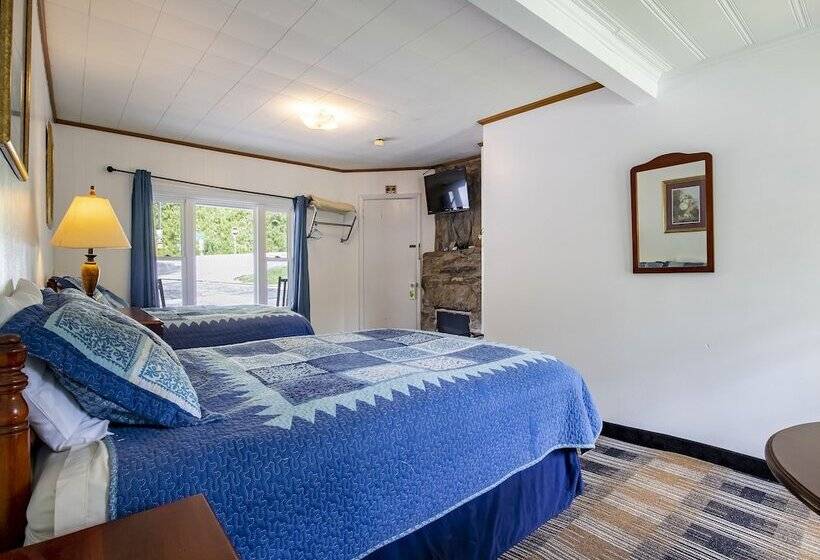 带2个双人床的标准工作室, Lloyds On The River Country Inn