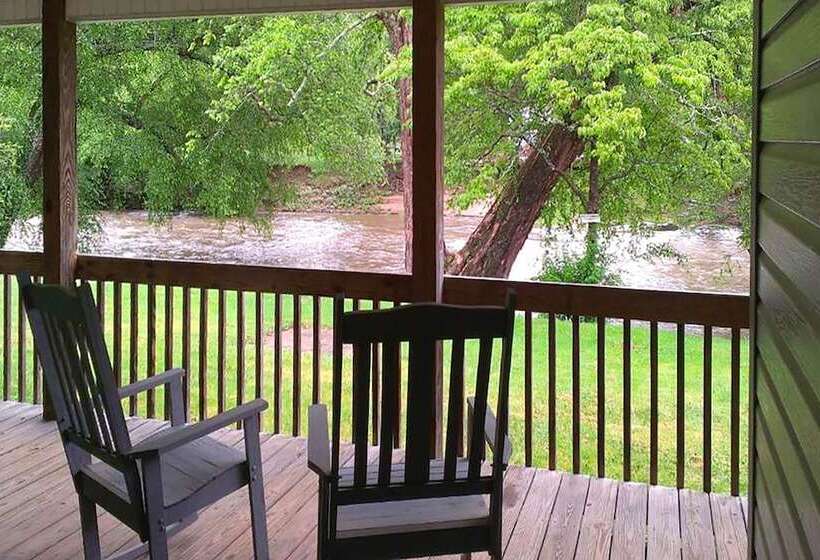 스탠다드 룸 더블 침대, Lloyds On The River Country Inn