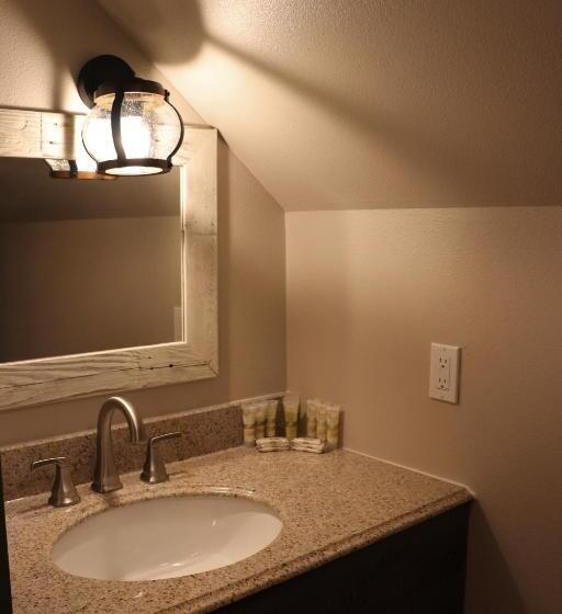 غرفة عائلية, Lone Fir Resort