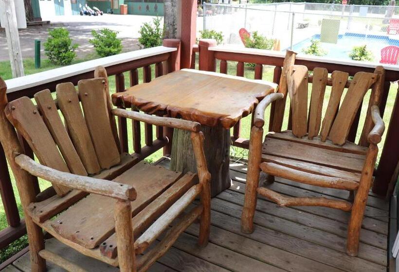 كابينة مطلة على حمام السباحة, Lone Fir Resort