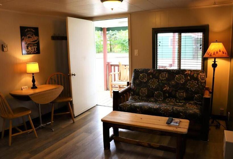 كابينة مطلة على حمام السباحة, Lone Fir Resort