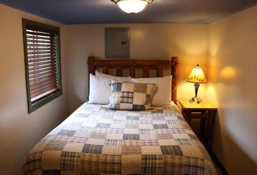 كابينة مطلة على حمام السباحة, Lone Fir Resort