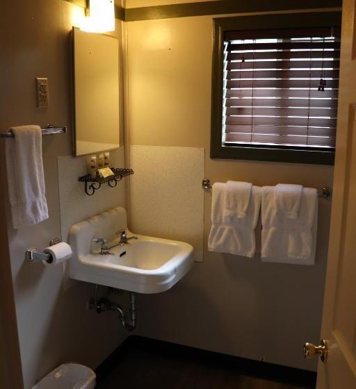 كابينة مطلة على حمام السباحة, Lone Fir Resort