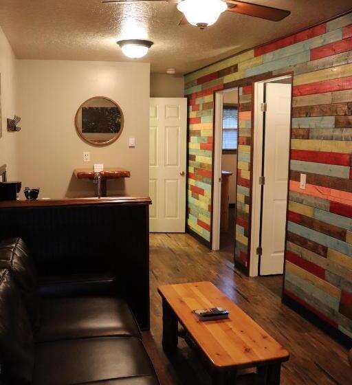 جناح, Lone Fir Resort