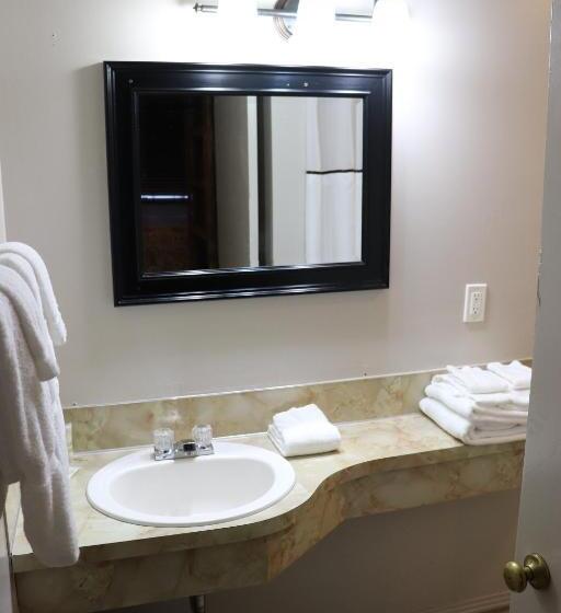 جناح جونيور عائلى, Lone Fir Resort