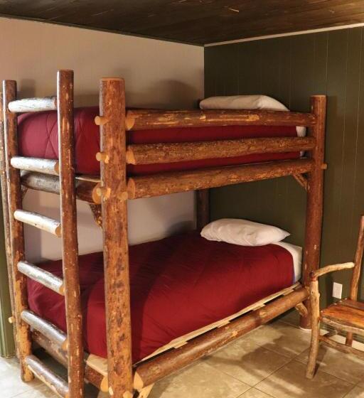 جناح جونيور عائلى, Lone Fir Resort