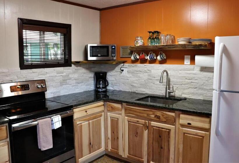 جناح ديلوكس, Lone Fir Resort