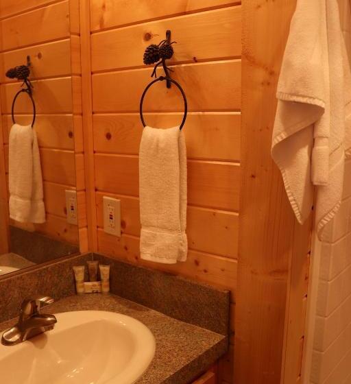 بنجلو عائلى, Lone Fir Resort