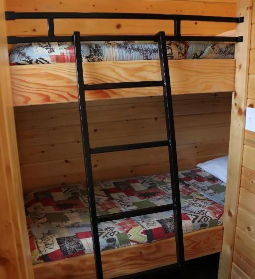 بنجلو عائلى, Lone Fir Resort