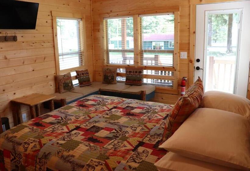 بنجلو عائلى, Lone Fir Resort