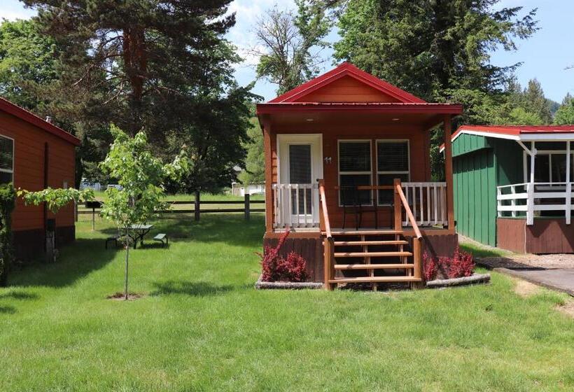 بنجلو عائلى, Lone Fir Resort