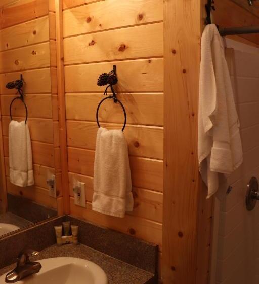 بنجلو عائلى, Lone Fir Resort