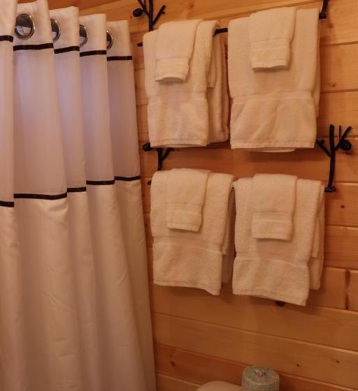家庭洋房, Lone Fir Resort