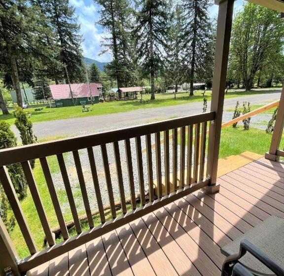 بنجلو ديلوكس, Lone Fir Resort