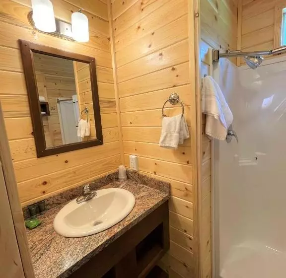 デラックスバンガロー, Lone Fir Resort
