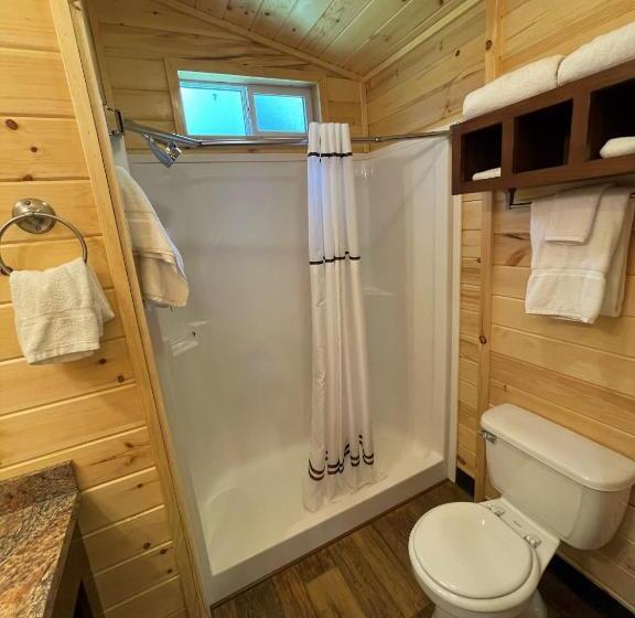 بنجلو ديلوكس, Lone Fir Resort