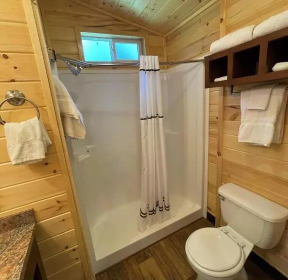 デラックスバンガロー, Lone Fir Resort
