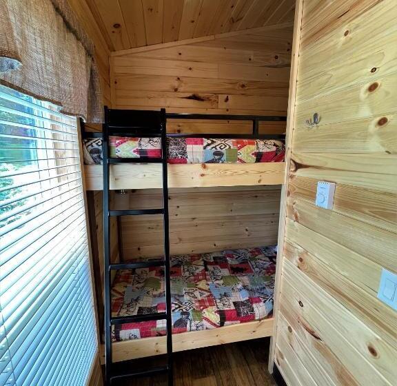 بنجلو ديلوكس, Lone Fir Resort