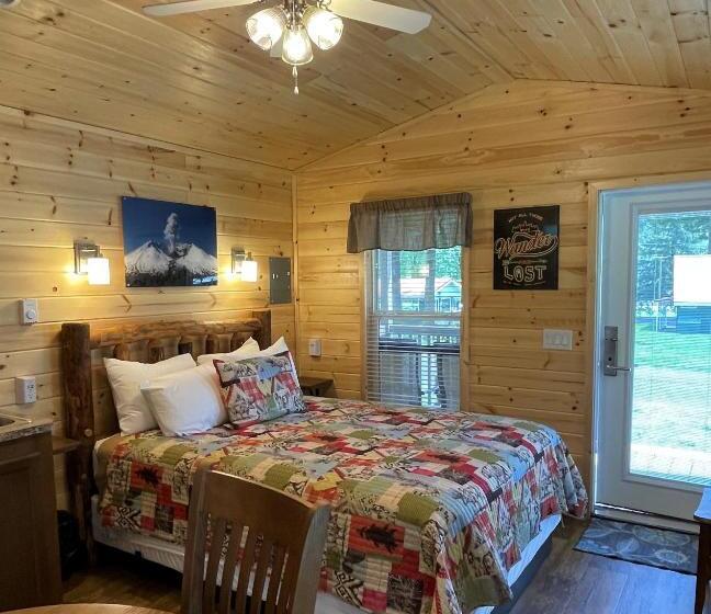 بنجلو ديلوكس, Lone Fir Resort