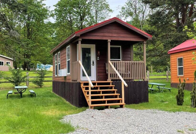 بنجلو ديلوكس, Lone Fir Resort